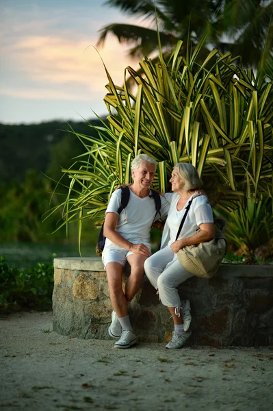 Couple âgé dans jardin tropical — Photo