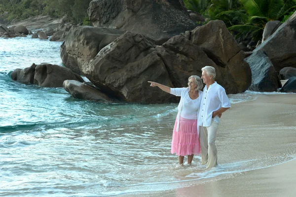 Pareja de ancianos descansan en resort tropical — Foto de Stock