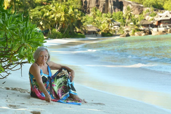 Mulher idosa na praia — Fotografia de Stock