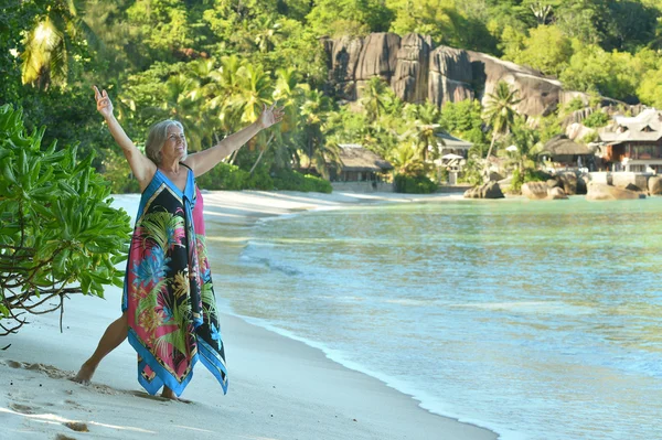 Mulher idosa na praia — Fotografia de Stock