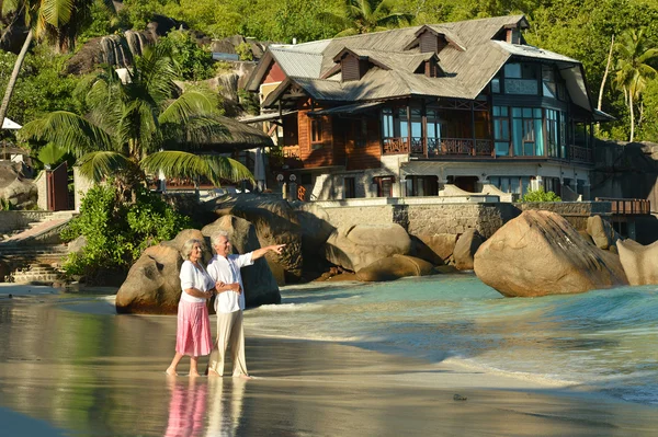 Pareja de ancianos descansan en resort tropical — Foto de Stock