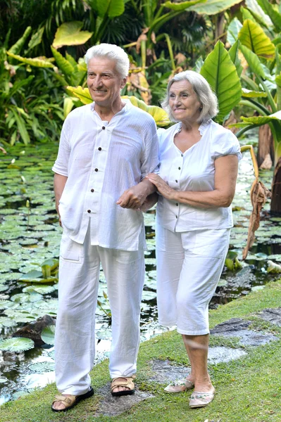 Starší pár v tropické zahradě — Stock fotografie