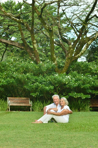 Pareja de ancianos en jardín tropical — Foto de Stock