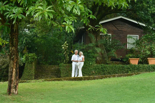 Pareja de ancianos en jardín tropical — Foto de Stock