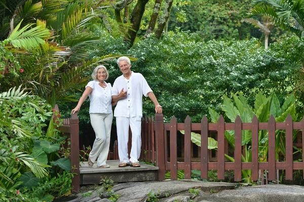 Coppia anziana in giardino tropicale — Foto Stock