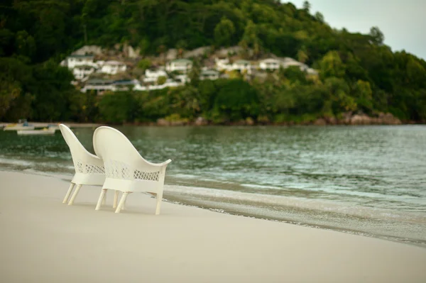 Chaises de plage à la plage tropicale — Photo