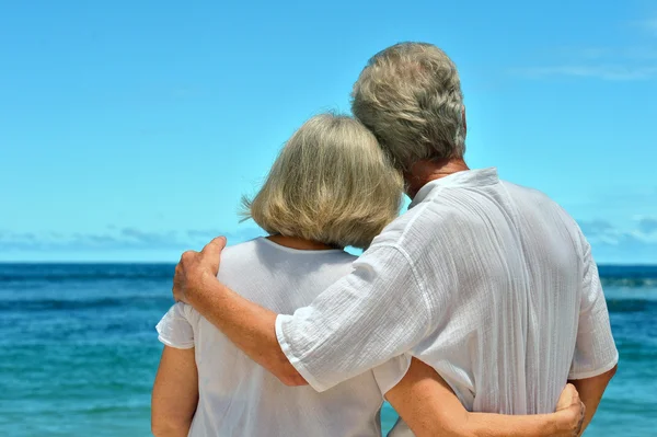 Pareja de ancianos descansan en resort tropical — Foto de Stock