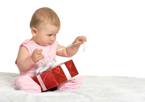 Bebê menina sentado com presente — Fotografia de Stock