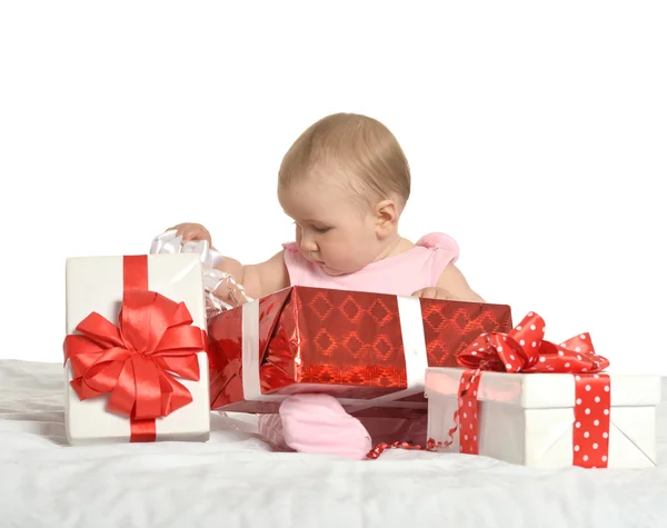 Bebê menina sentado com presentes — Fotografia de Stock