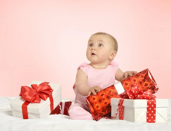 Mädchen sitzt mit Geschenken — Stockfoto