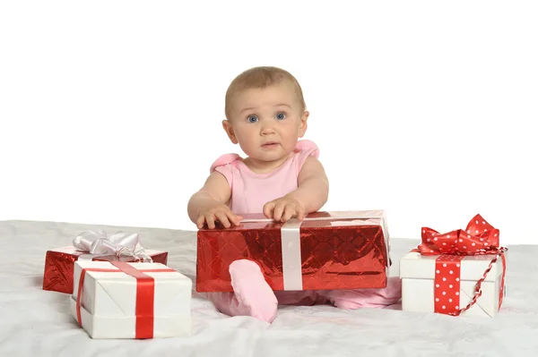 Mädchen sitzt mit Geschenken — Stockfoto