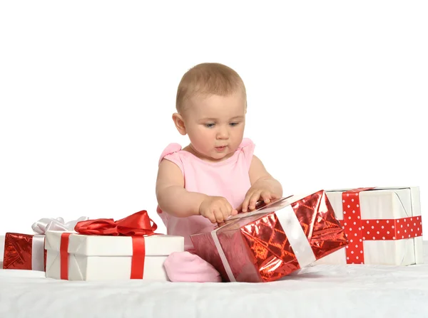 Bebê menina sentado com presentes — Fotografia de Stock