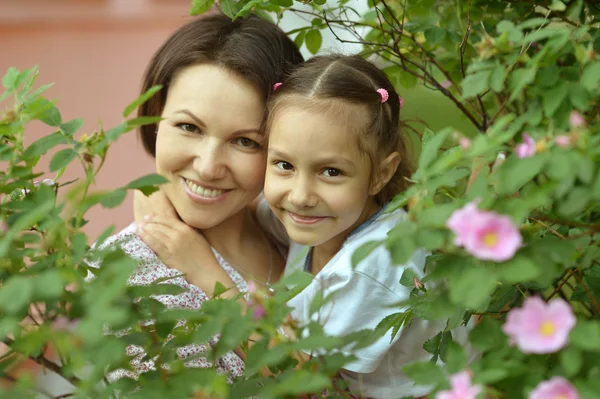 Kleines Mädchen mit Mutter im Park — Stockfoto