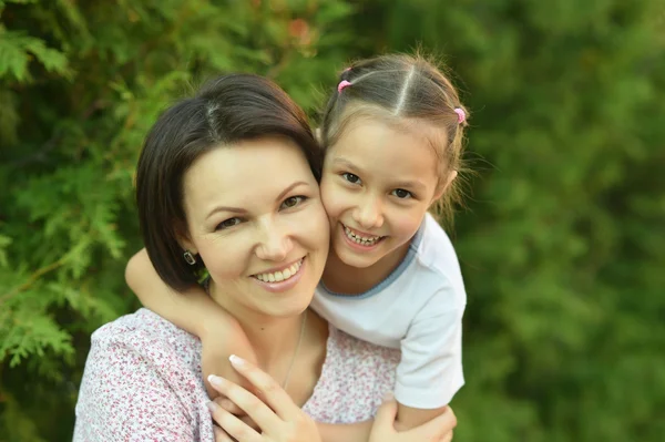 Liten flicka med mamma i park — Stockfoto