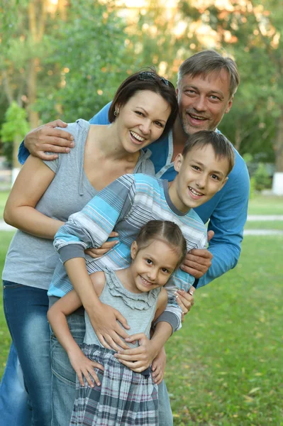 Lycklig familj i sommarparken — Stockfoto