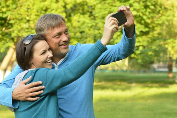 Familie nemen selfie in park — Stockfoto