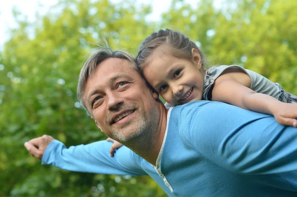 Pai com filha no parque de verão — Fotografia de Stock