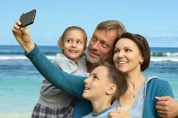 Famiglia che prende selfie in mare — Foto Stock