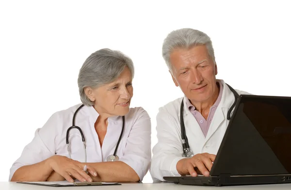 Médicos trabajando con computadora portátil —  Fotos de Stock