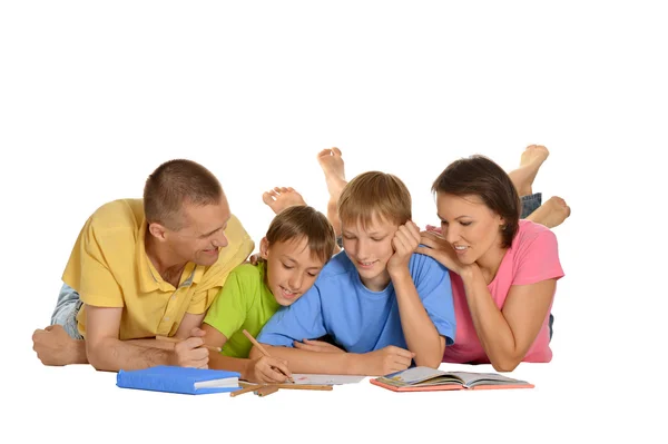 Los padres ayudan a los niños a hacer la tarea — Foto de Stock