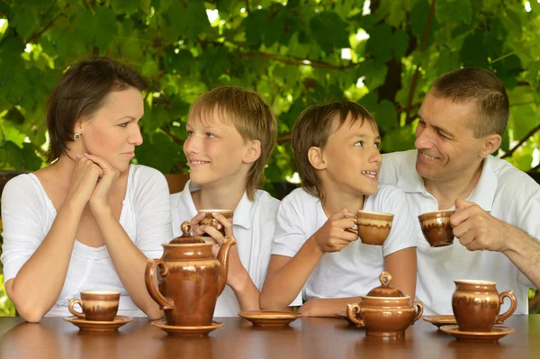 Familia bebiendo té en el jardín —  Fotos de Stock