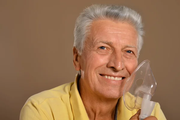 Homem idoso com inalação de gripe — Fotografia de Stock