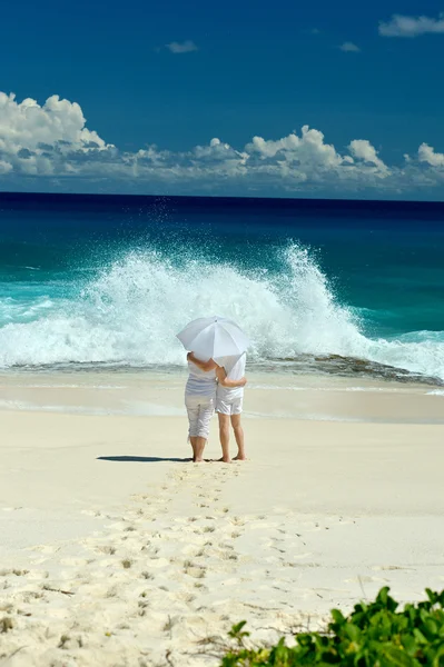 Bejaarde echtpaar wandelen langs de kust — Stockfoto