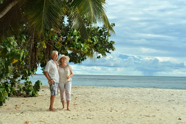 Älteres Paar spaziert am Strand entlang — Stockfoto