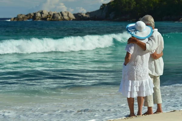 Anziani coppia lungo la riva del mare — Foto Stock