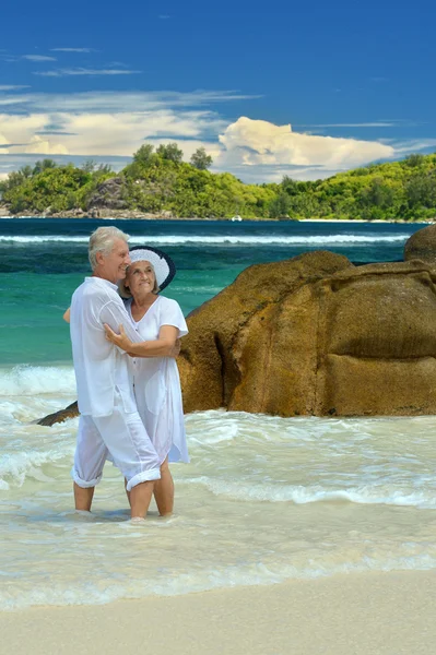 Äldre par stående på stranden — Stockfoto