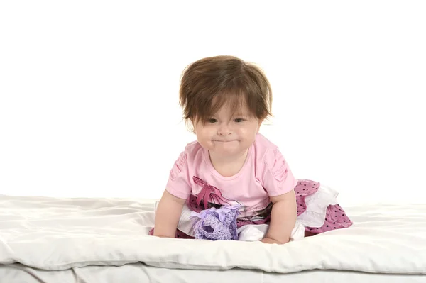 Baby flicka på filt i rosa kläder — Stockfoto