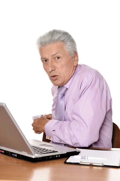 Senior man met euro en laptop — Stockfoto