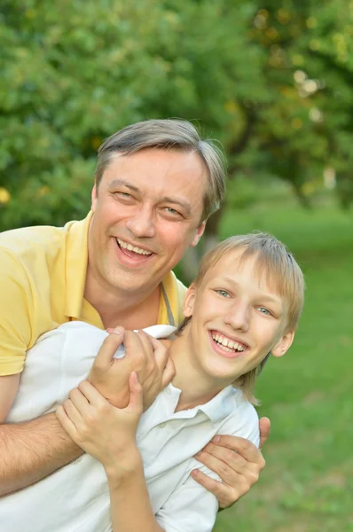 Vater und Sohn im Sommerpark — Stockfoto