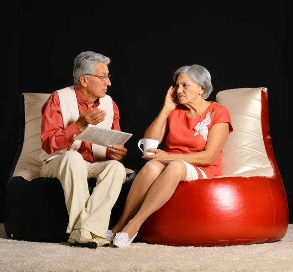 Elderly couple reading newspaper — Stock Photo, Image