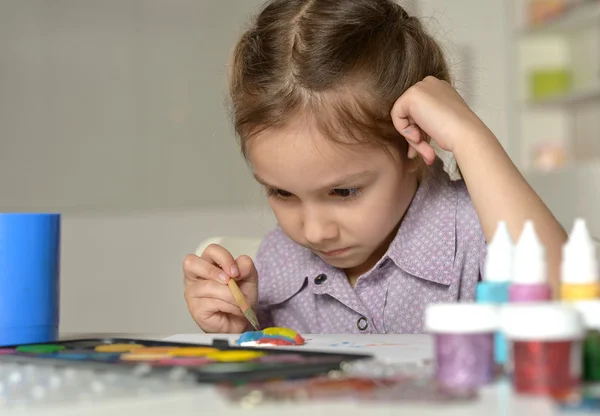 Petite fille dessin à la maison — Photo