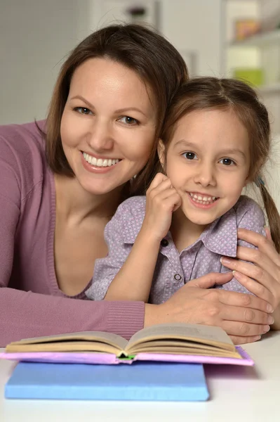 Madre haciendo deberes con su hija —  Fotos de Stock