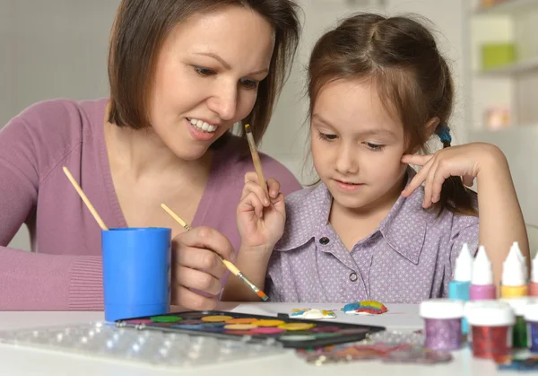 Chica pintando con madre —  Fotos de Stock