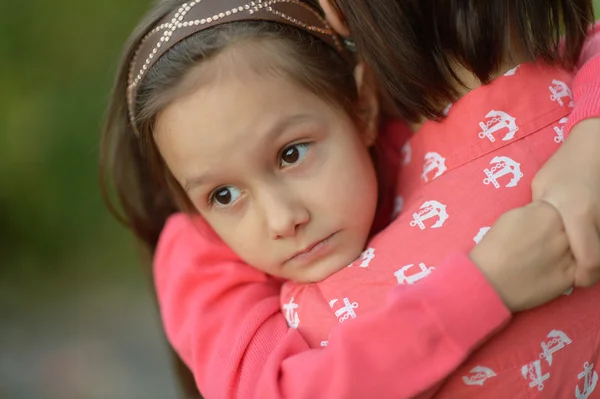 Park annesi ile küçük kız — Stok fotoğraf