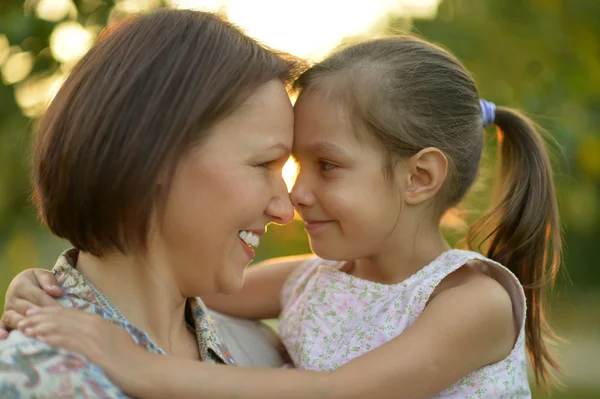 Niña con madre en el parque —  Fotos de Stock