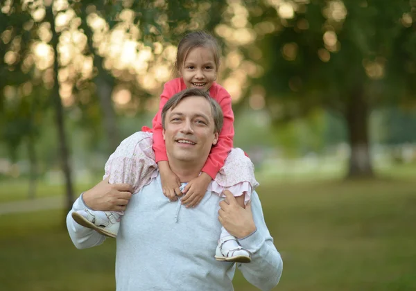 Padre con figlia nel parco estivo — Foto Stock