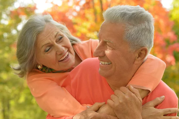 Senior paar ontspannen in herfst park — Stockfoto