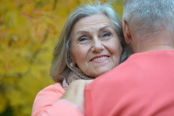 Äldre par koppla av i höst park — Stockfoto