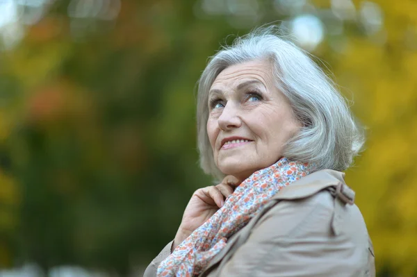 Mujer mayor en el parque de otoño — Foto de Stock