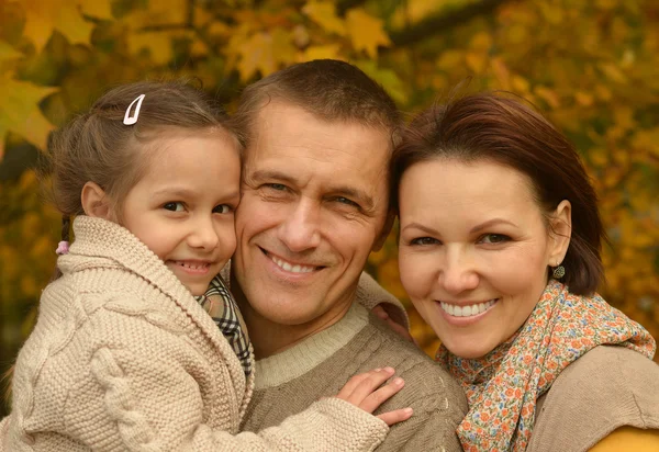 Familie ontspannen in herfst park — Stockfoto