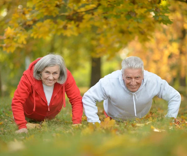 Passen senior paar uitoefening — Stockfoto