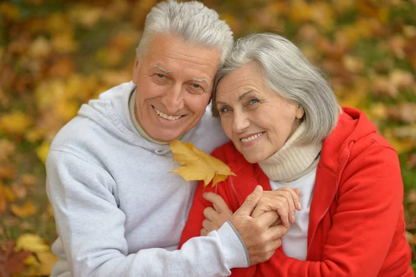 Senior paar ontspannen in herfst park — Stockfoto