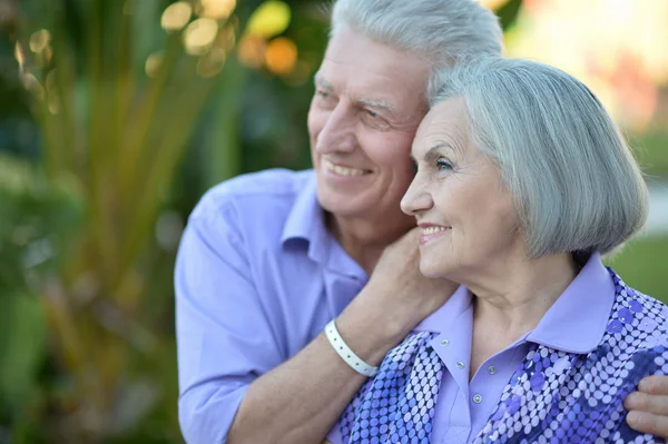 Pareja mayor en el jardín tropical — Foto de Stock