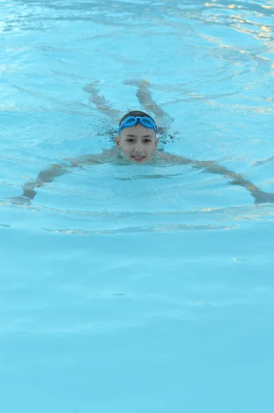Tizenéves fiú-medencében — Stock Fotó