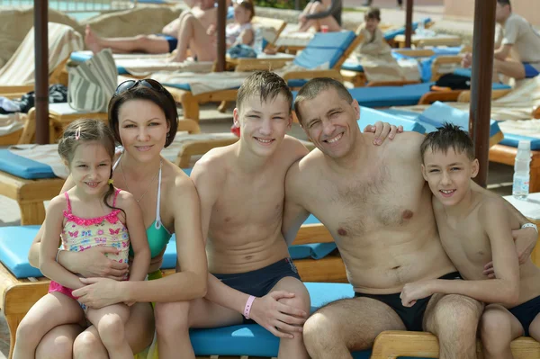 Famille s'amuser près de la piscine — Photo