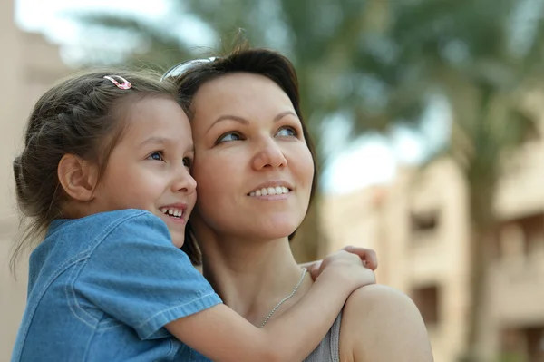 Bambina con madre nel parco — Foto Stock